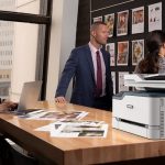 Xerox® C235 Multifunktionsdrucker Büro Menschen Xerox® C235 Multifunktionsdrucker Büro Menschen