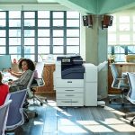 Xerox® VersaLink® B7100 Serie, Schwarzweißdrucker für den Arbeitsplatz Team bei der Arbeit in einem offenen Raum mit dem Xerox® VersaLink® B7100 (B7135) Serie Schwarzweißdrucker